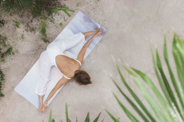 Mjuer Realizando Yoga En La Playa