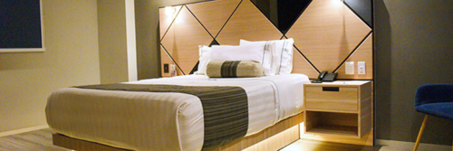 Habitación del Hotel Kali, decorada con un estilo contemporáneo, que ofrece comodidades como una cama amplia detalles acogedores
