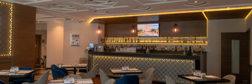 Sala de reuniones del Hotel Kali, equipada con tecnología moderna creando un ambiente profesional y confortable para conferencias