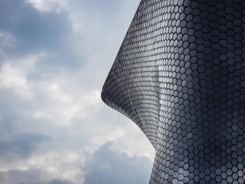 Foto del interior del Museo Soumaya, mostrando sus amplias galerías y una impresionante colección de arte de CDMX