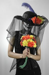 Figura de una Catrina vestida representando  como parte de las tradiciones del Día de Muertos en México.