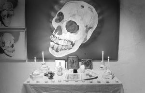 Altar tradicional de Día de Muertos decorado con cempasúchil, velas, papel picado y comida, honrando a los difuntos según la tradición mexicana