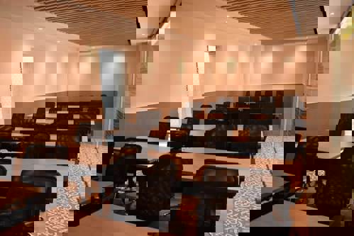 Sala de juntas con sillas comoda para hacer una reunion de trabajo, juntas de proyecto y para lo que requieras