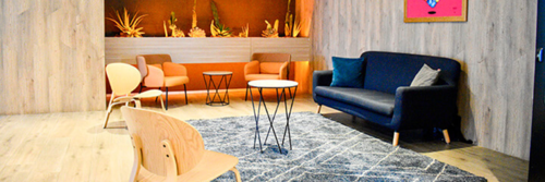 Area común del Hotel Kali con  ambiente acogedor y cómodos asientos, decoración elegante y muy amigable