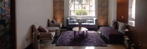 Sala moderna y acogedora, equipada con varios sillones cómodos y un  ambiente perfecto para la relajación y socialización